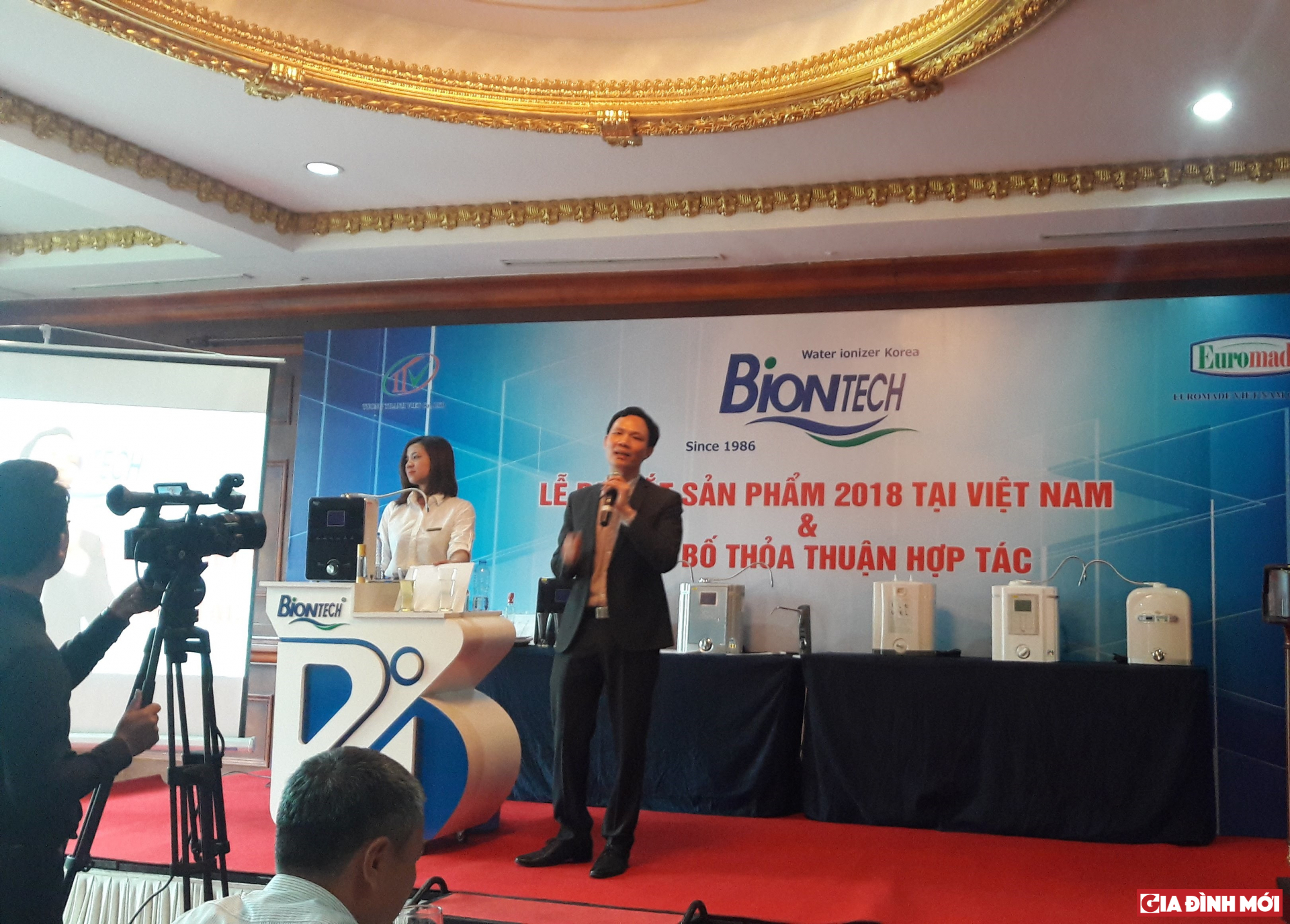 Ông Ninh Văn Giang, Giám đốc Công ty Euromade giới thiệu sản phẩm máy tạo nước Pi