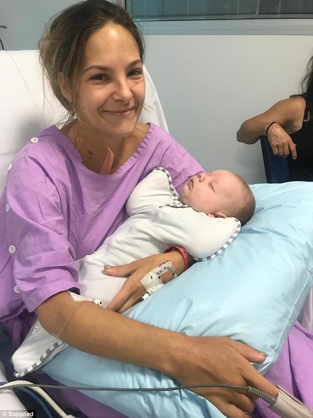 Shannon trong bệnh viện, đang bế cậu con trai 9 tuần tuổi của mình