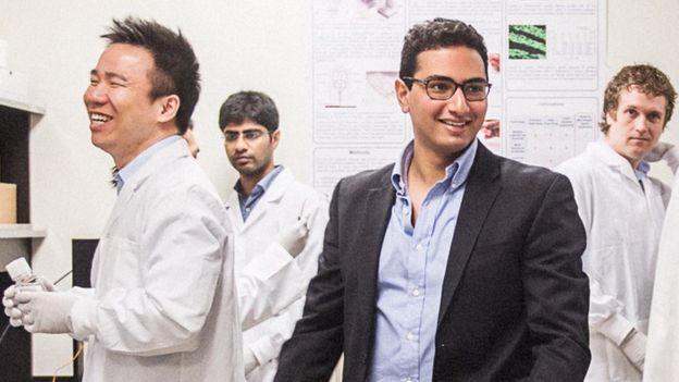 Tamer Mohamed (giữa), giám đốc điều hành một công ty chuyên về công nghệ in sinh học - Ảnh: BCC