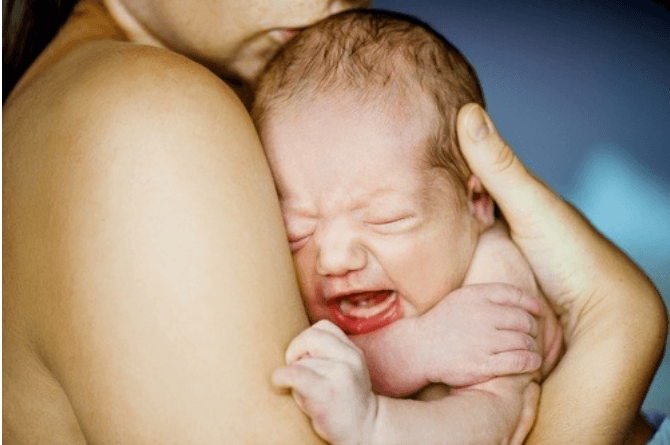 Mùi của bé có thể là một liệu pháp tuyệt vời cho những cơn đau nhức sau sinh