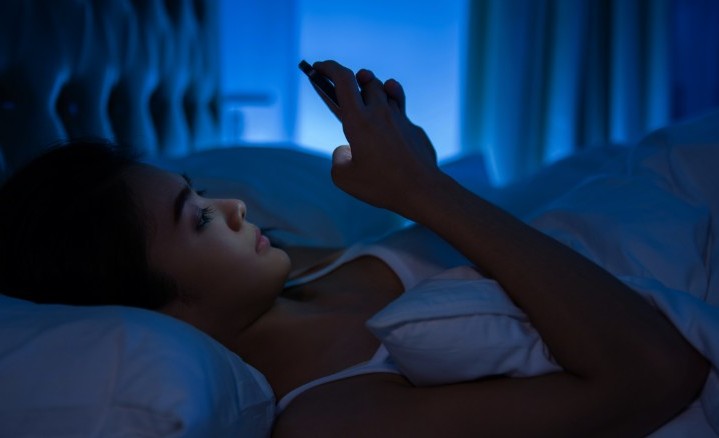 Thói quen sử dụng điện thoại vào ban đêm không chỉ gây khó ngủ mà còn để lại nhiều tác hại nghiêm trọng về sức khỏe