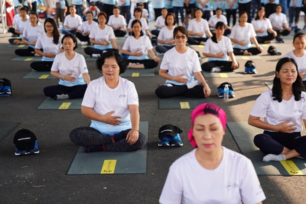 

Một lớp học yoga miễn phí dành cho bệnh nhân ung thư tại TP HCM - Ảnh: Internet  