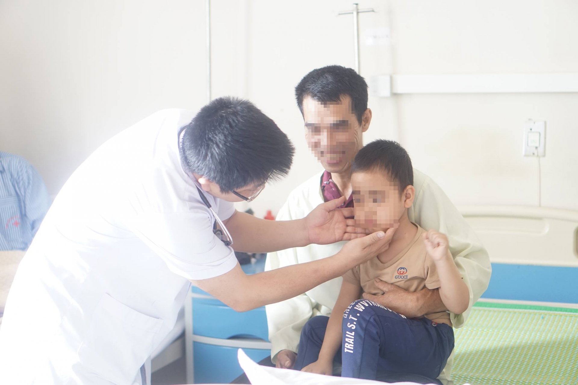 Bé trai 5 tuổi có dấu hiệu mọc ria mép, lông mặt được các bác sĩ khám, xác định nguyên nhân tại bệnh viện Nội tiết Trung Ương