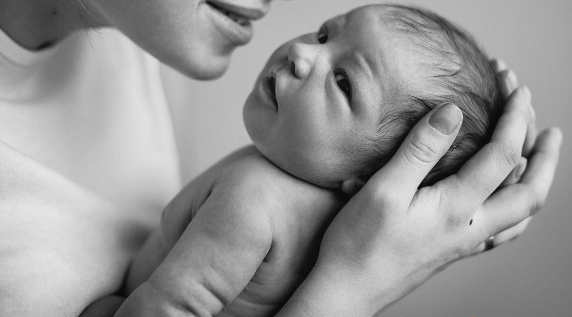 Bé sơ sinh có hệ miễn dịch còn non yếu, vì thế bạn cần vô cùng cẩn trọng trong từng tiếp xúc với bé