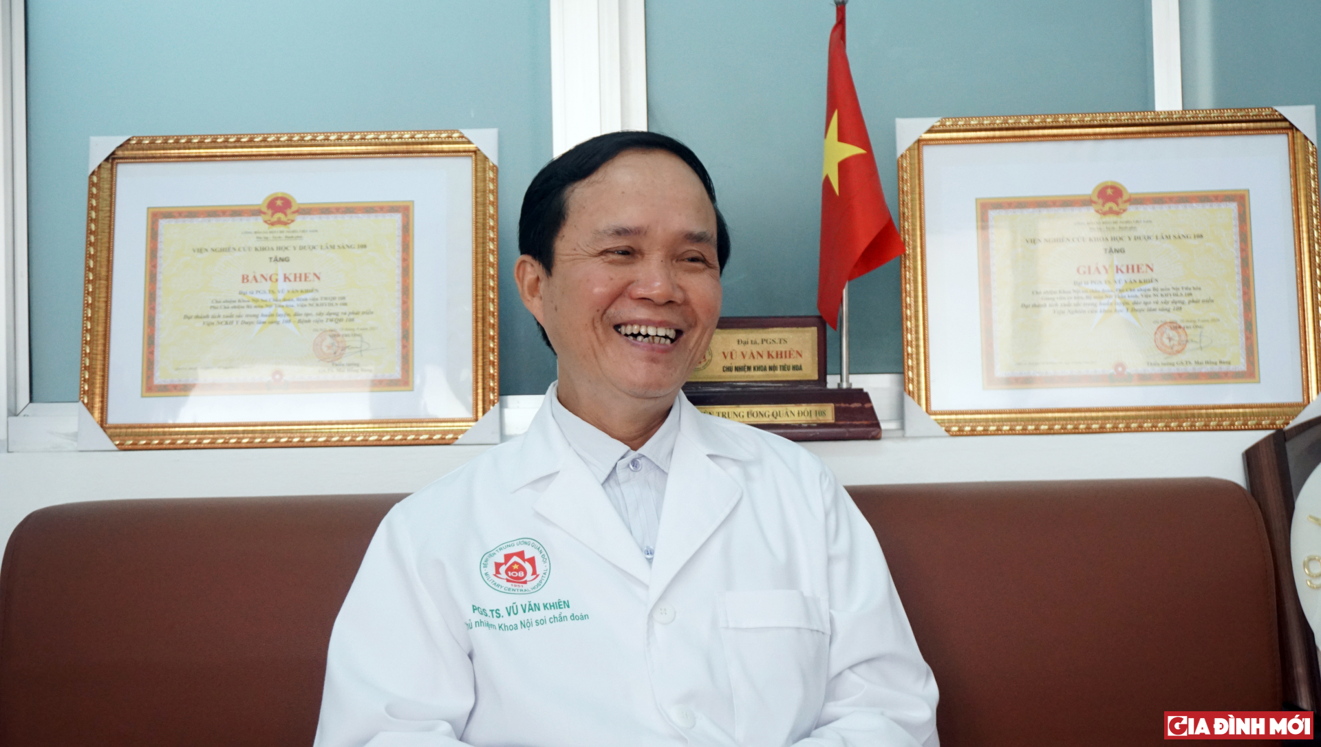 Bác sĩ Vũ Văn Khiên nhấn mạnh tầm quan trọng của việc giữ tinh thần lạc quan khi điều trị hội chứng ruột kích thích - Ảnh: Hoàng Hiệp