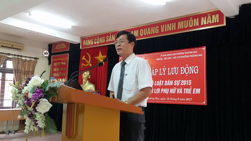 Luật sư Nguyễn Văn Hà trong một buổi Tuyên truyền Pháp lý lưu động chủ đề bảo vệ quyền lợi phụ nữ và trẻ em
