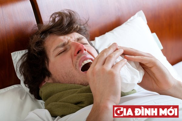 Những người có vấn đề về xoang, mũi họng sẽ có triệu chứng nghiêm trọng hơn khi ngủ suốt đêm với quạt