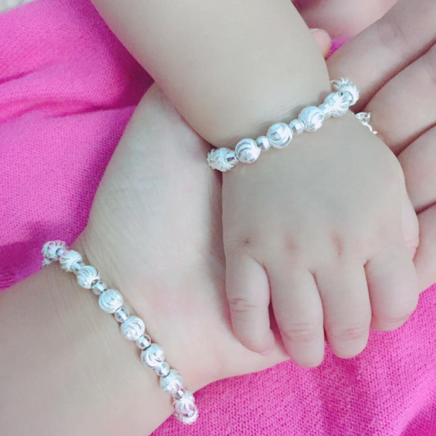   Lắc tay giống nhau dành cho cả mẹ và bé yêu là món quà mà bà mẹ nào cũng thích  