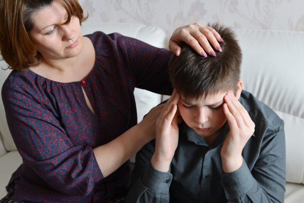   Cha mẹ không nên lơ là khi con bị đau đầu - Ảnh minh họa  