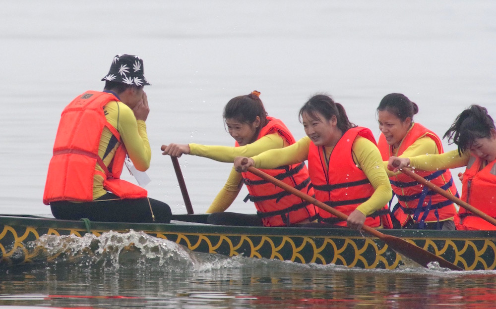 Thông tin từ Sở Văn hoá cho biết, có 27 đội với 400 VĐV tham dự Lễ hội bơi chải thuyền rồng mở rộng năm 2018 đến từ các quận huyện nội thành Hà Nội và một số tỉnh khác 