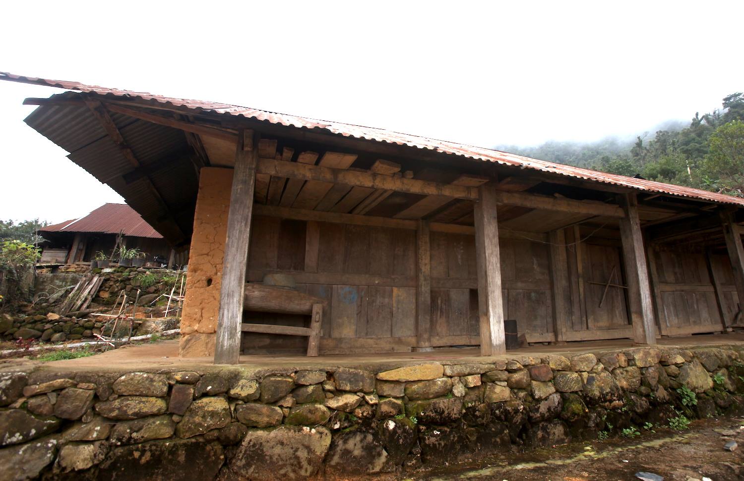 Những ngôi nhà chính được làm từ gỗ kết hợp với đất bùn.  