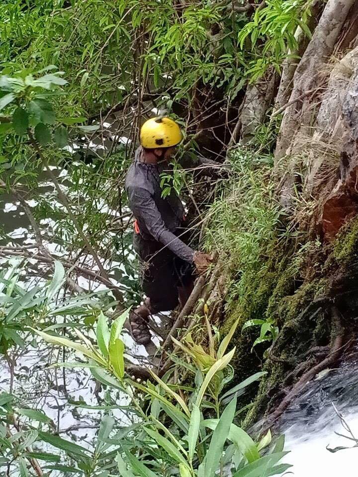 Một người tham gia tìm kiếm cứu hộ khu vực thác 