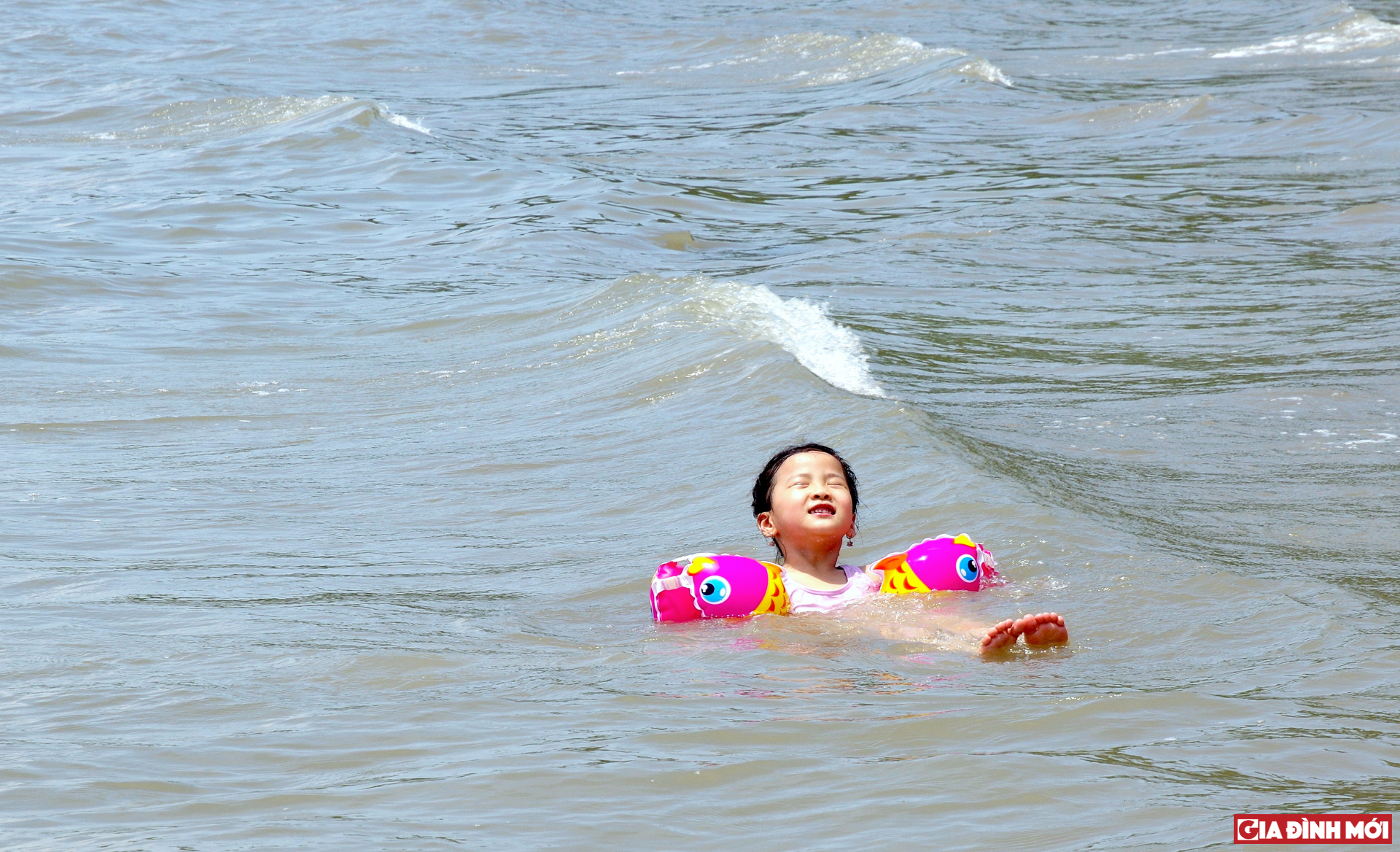 Trẻ em có thể tập bơi rất thoải mái 