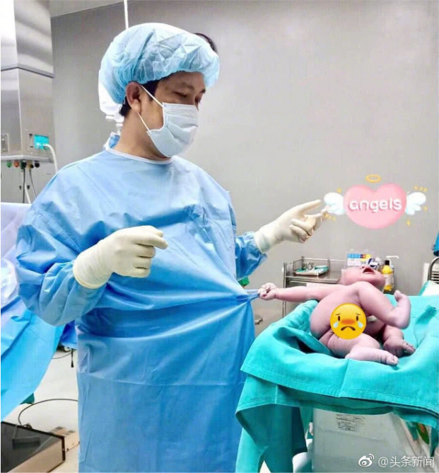 Bé sơ sinh Việt Nam níu áo bác sĩ gây sốt mạng xã hội Trung Quốc, lên top 3 tìm kiếm Weibo 2