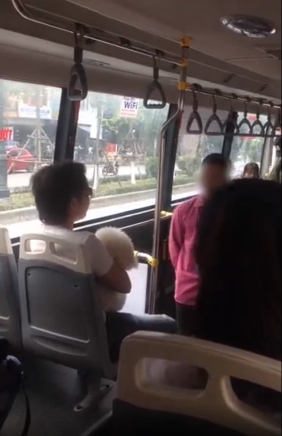 Bế chó lên xe buýt bị nhắc nhở, người đàn ông lớn giọng với nhân viên soát vé 0