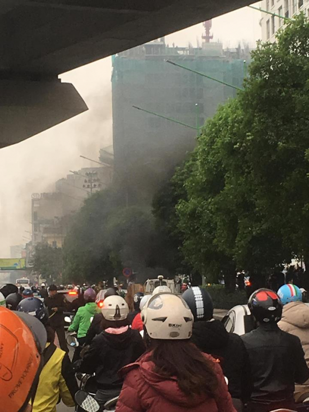 Hà Nội: Xe máy bất ngờ bốc cháy ngùn ngụt giữa phố khiến người dân hoảng loạn 1