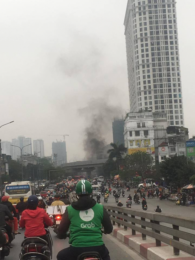 Hà Nội: Xe máy bất ngờ bốc cháy ngùn ngụt giữa phố khiến người dân hoảng loạn 0