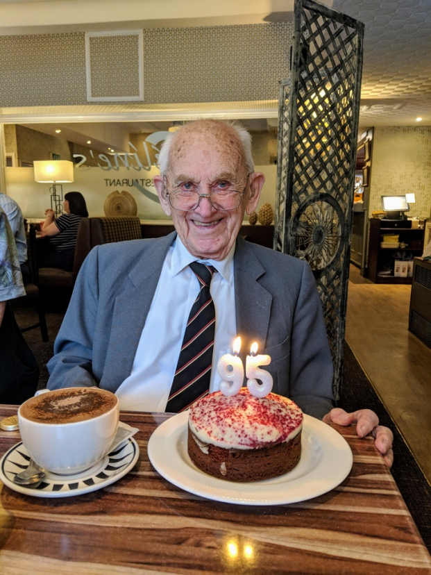   Ông tôi đón sinh nhật 95 tuổi  