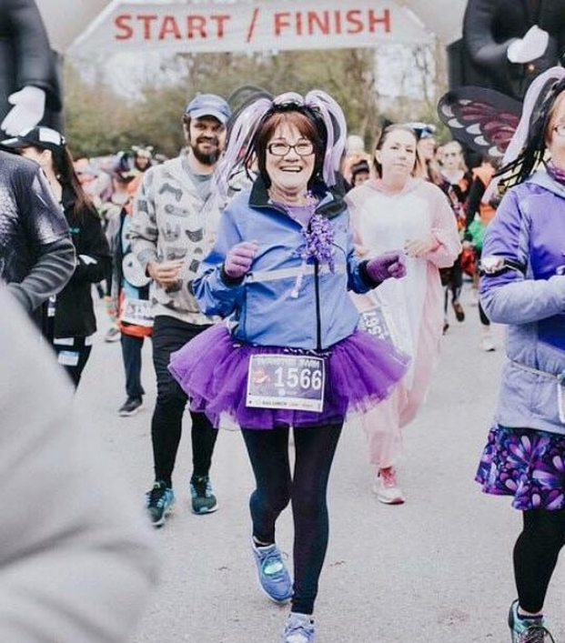  Bà tôi chiến thắng căn bệnh ung thư vú và từ đó bắt đầu tham gia chạy marathon  