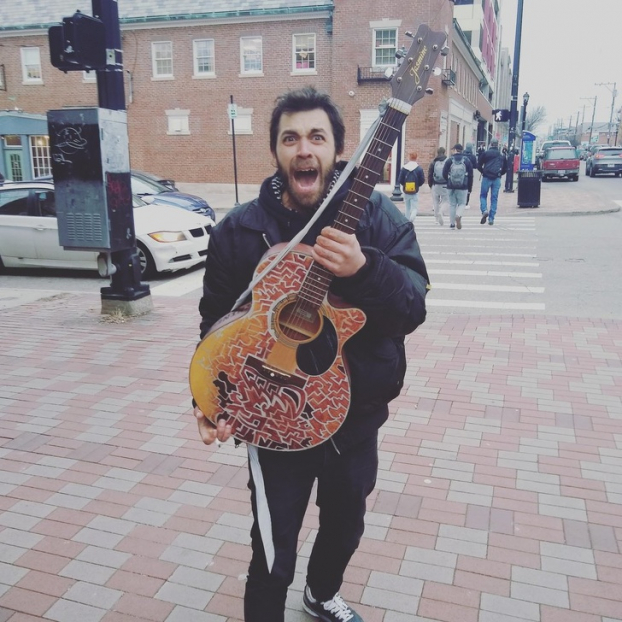   Nghệ sĩ vô gia cư này thường đi mượn đàn để biểu diễn đường phố. Tôi đem chiếc guitar cũ tặng cho anh. Anh ấy rất vui vì giờ có anh có thể chơi nhạc bất cứ khi nào mình muốn  