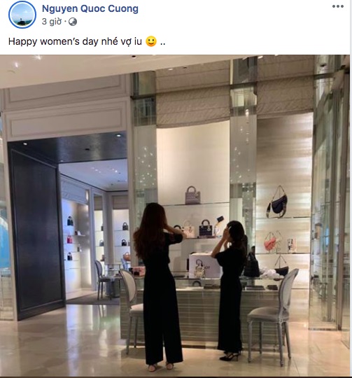   Cường Đô La cũng gửi lời chúc tới vợ tương lai kèm hình ảnh Đàm Thu Trang đang đi mua sắm tại một thương hiệu nổi tiếng.  