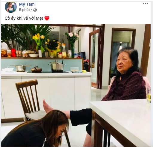   Nữ ca sĩ Mỹ Tâm gây sốt cộng đồng mạng với hình ảnh quỳ gối cắt móng chân cho mẹ mình. Hành động nhỏ nhưng ý nghĩa to.  
