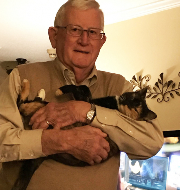   Ông bố 79 tuổi của tôi: 'Bố không thích con mèo đó'. Giờ thì ông bế nó về phòng ngủ mỗi tối  