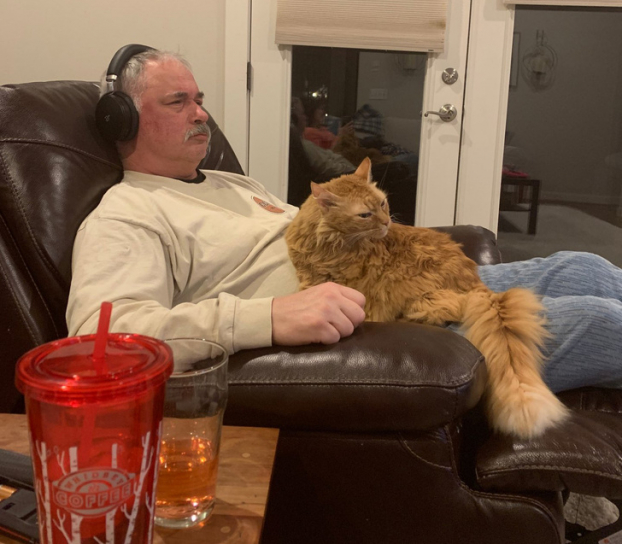   Ông bố (từng không thích mèo) và con mèo của tôi đang xem TV  