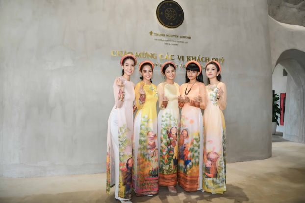Các hoa hậu, á hậu dự triển lãm Lịch sử cà phê thế giới tại Bảo tàng thế giới cà phê 5