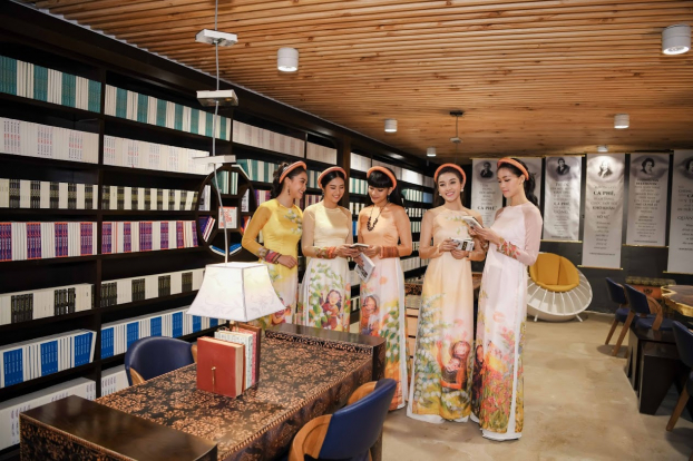 Các hoa hậu, á hậu dự triển lãm Lịch sử cà phê thế giới tại Bảo tàng thế giới cà phê 8