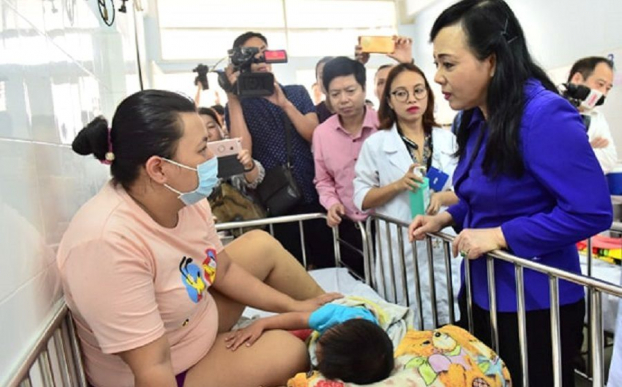 Bộ trưởng Bộ Y tế bày cách phòng chống dịch sởi ở trẻ cho các bố mẹ 4