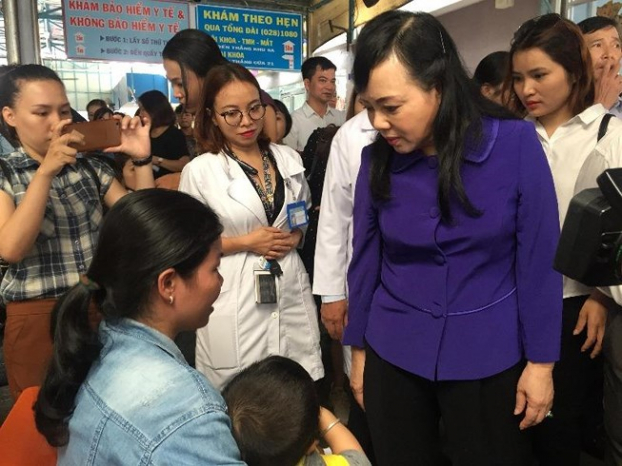   Bộ trưởng Y tế Nguyễn Thị Kim Tiến thăm bệnh nhi bị sởi tại Tp. HCM.  