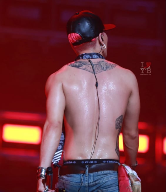   Tấm lưng trần siêu sexy của giọng ca chính nhà BIGBANG  