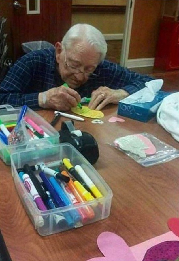   Người đàn ông 92 tuổi đang làm thiệp tặng vợ 93 tuổi  