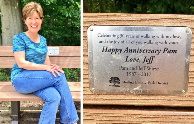   Bố tôi đã tặng mẹ tôi món quà bất ngờ nhân kỷ niệm 30 năm ngày cưới, đó là chiếc ghế kỷ niệm tình yêu của hai người đặt tại công viên mà họ vẫn đi bộ cùng nhau ở đó mỗi ngày  