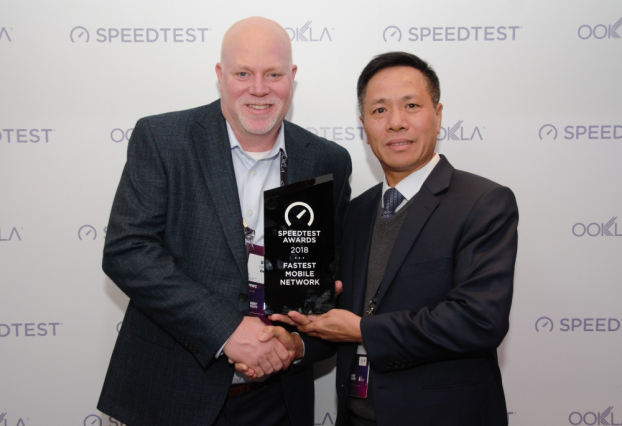   Ông Tô Dũng Thái, Tổng Giám đốc VinaPhone (bên trái) tại buổi trao giải thưởng Speedtest  