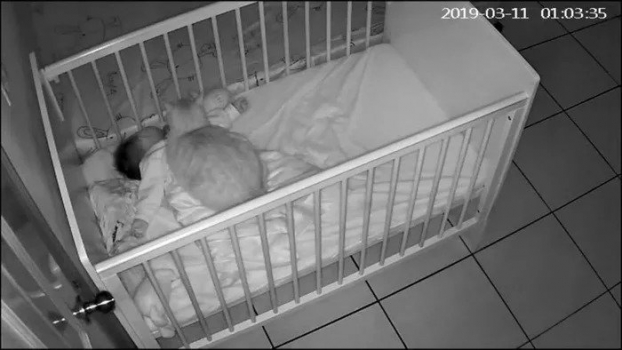 Bức ảnh bé sơ sinh ngủ với mèo béo ú khiến dân tình tranh cãi: 'Làm vậy là giết con!' 0