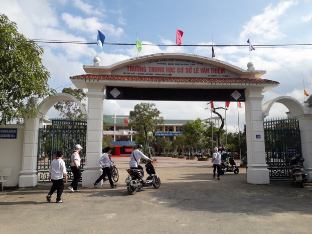   Trường THCS Lê Văn Thiêm, nơi xảy ra việc nữ sinh lớp 8 bị tung tin đồn có thai với thầy giáo.  
