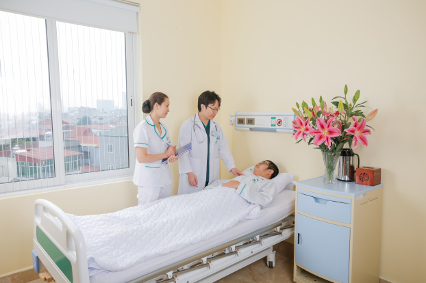   Bác sĩ Phí Văn Tự, Bệnh viện ĐK Quốc tế Thu Cúc đang thăm khám lại cho bệnh nhân phẫu thuật điều trị bệnh trĩ  
