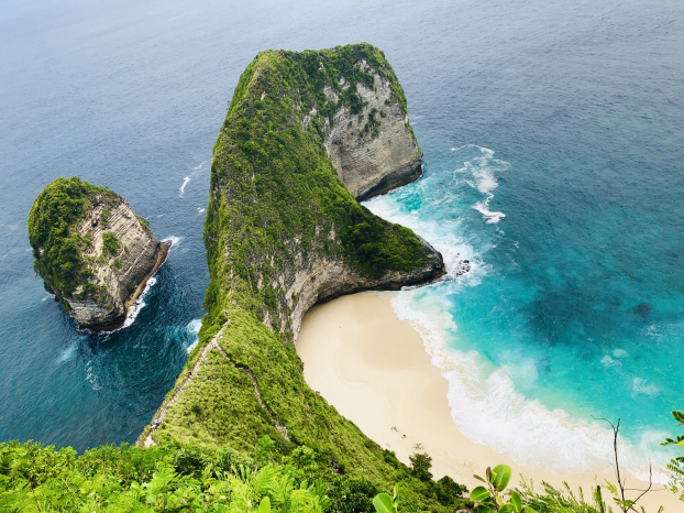   Kelingking beach nổi tiếng ở Bali.  
