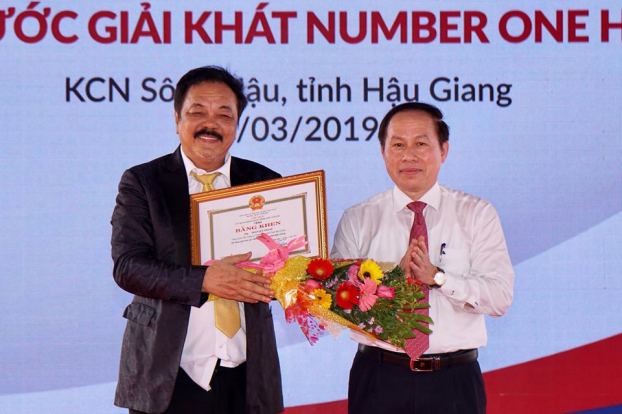   Chủ tịch UBND tỉnh Hậu Giang trao tặng bằng khen cho Tổng Giám đốc Trần Quí Thanh (bên trái) vì những đóng góp tích cực cho sự phát triển tỉnh Hậu Giang.  