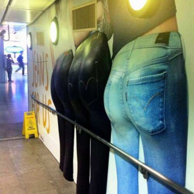   Bạn có thể sờ thử chiếc quần jeans trên poster nổi này!  