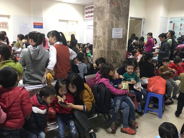   Hàng trăm phụ huynh ở Thuận Thành, Bắc Ninh đưa con tới khám tại Bệnh viện Bệnh Nhiệt đới trung ương sáng 16/3.  