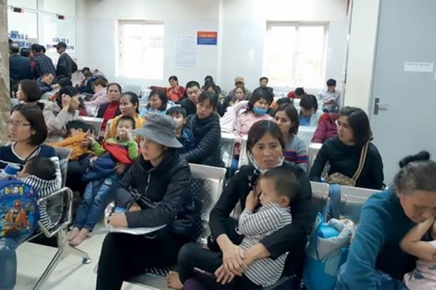   Hàng trăm phụ huynh ở Thuận Thành đưa trẻ tới xét nghiệm tại bệnh viện Bệnh Nhiệt đới Trung ương và Viện Sốt rét ký sinh trùng và côn trùng trung ương.  