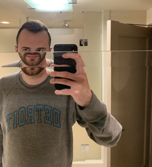  Tấm gương ở khách sạn có thêm miếng gương khác. Tại sao?  