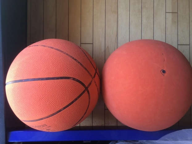   Hai trái bóng rổ cũ và mới  