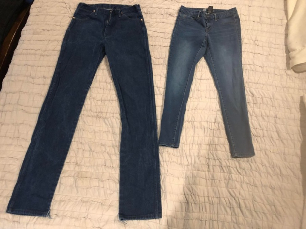   Hai chiếc quần jeans của vợ và chồng  