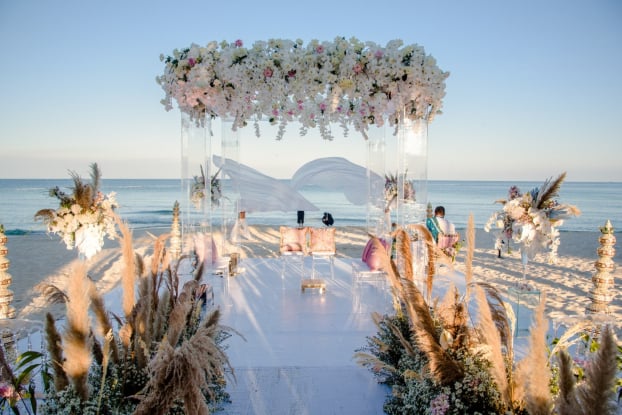   Không gian tiệc cưới bên bãi biển của cặp đôi tỷ phú Ấn Độ tại Phú Quốc được trang hoàng như chốn thiên đường  
