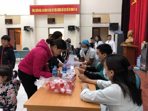   Số người dân ở Bắc Ninh đưa trẻ tới khám tại 2 bệnh viện ở Hà Nội đã lên tới gần 2.000, phát hiện 209 trẻ nhiễm sán lợn.  