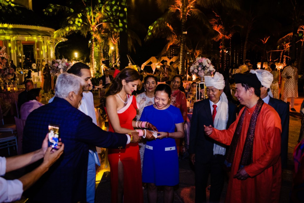   Đại sứ Phạm Sanh Châu ( ngoài cùng bên phải) tại lễ cưới của cặp đôi tỷ phú người Ấn Độ  